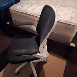 Brand New Black & White Office/Gaming Chair