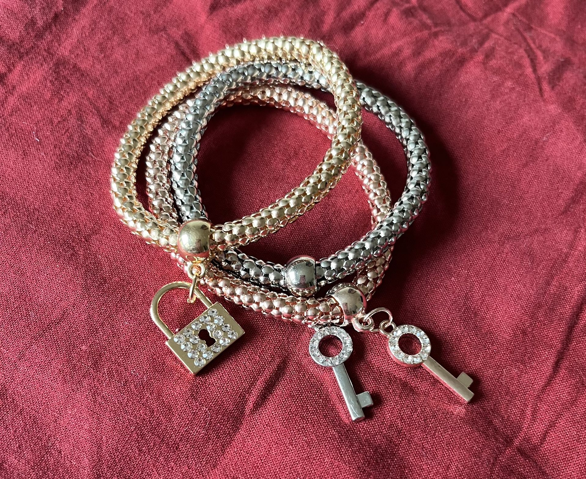 REDUCE 👁️ 🎈New 3 Tones With Charms Strech Bracelets
