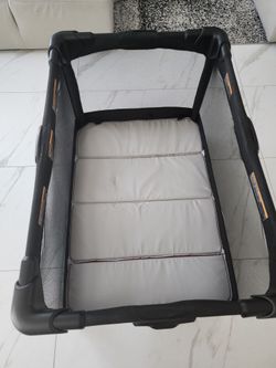 Like new 4moms pack and play