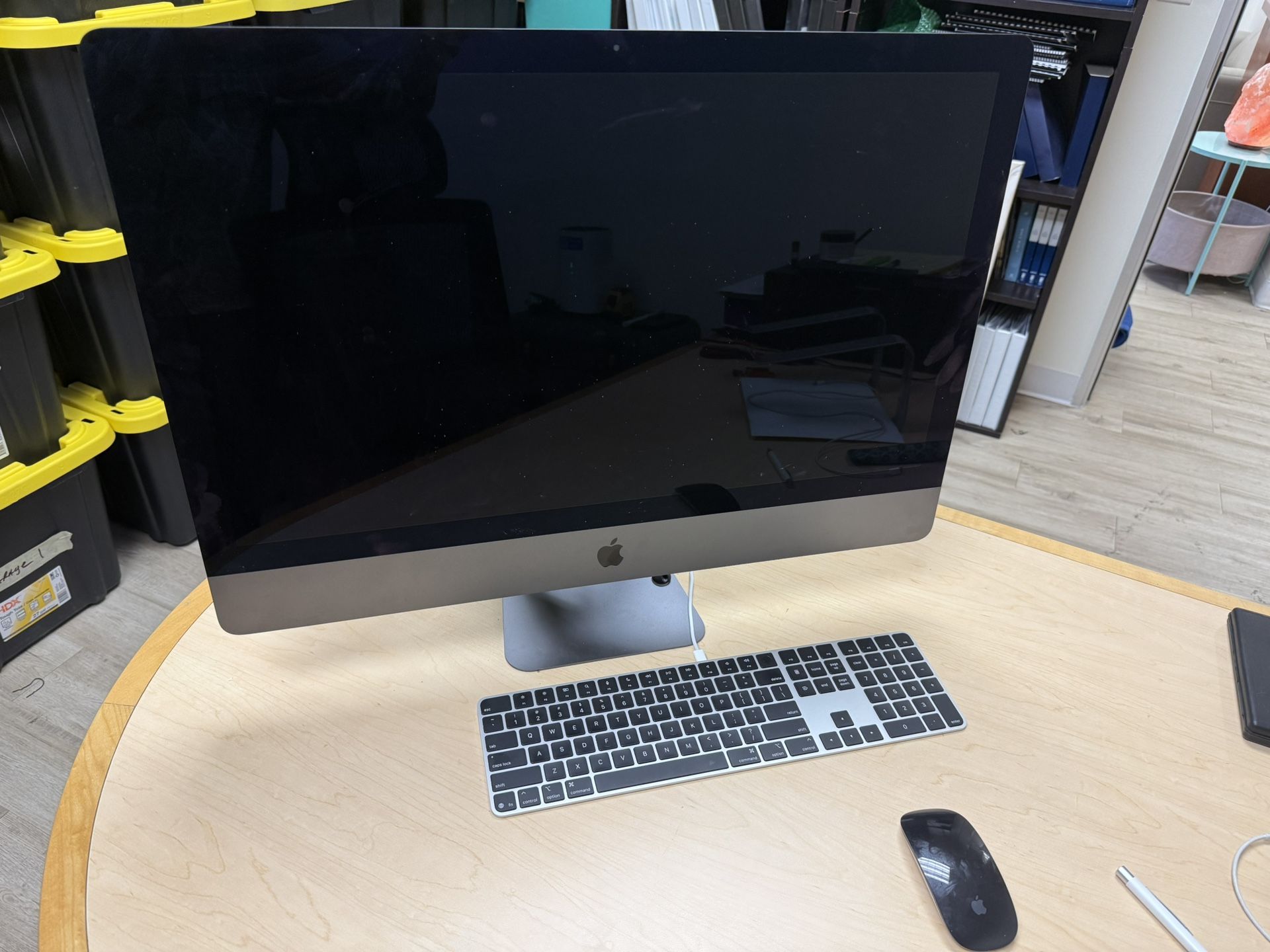 iMac Pro 2017 8-Core 32GB; monitor, keyboard and mouse