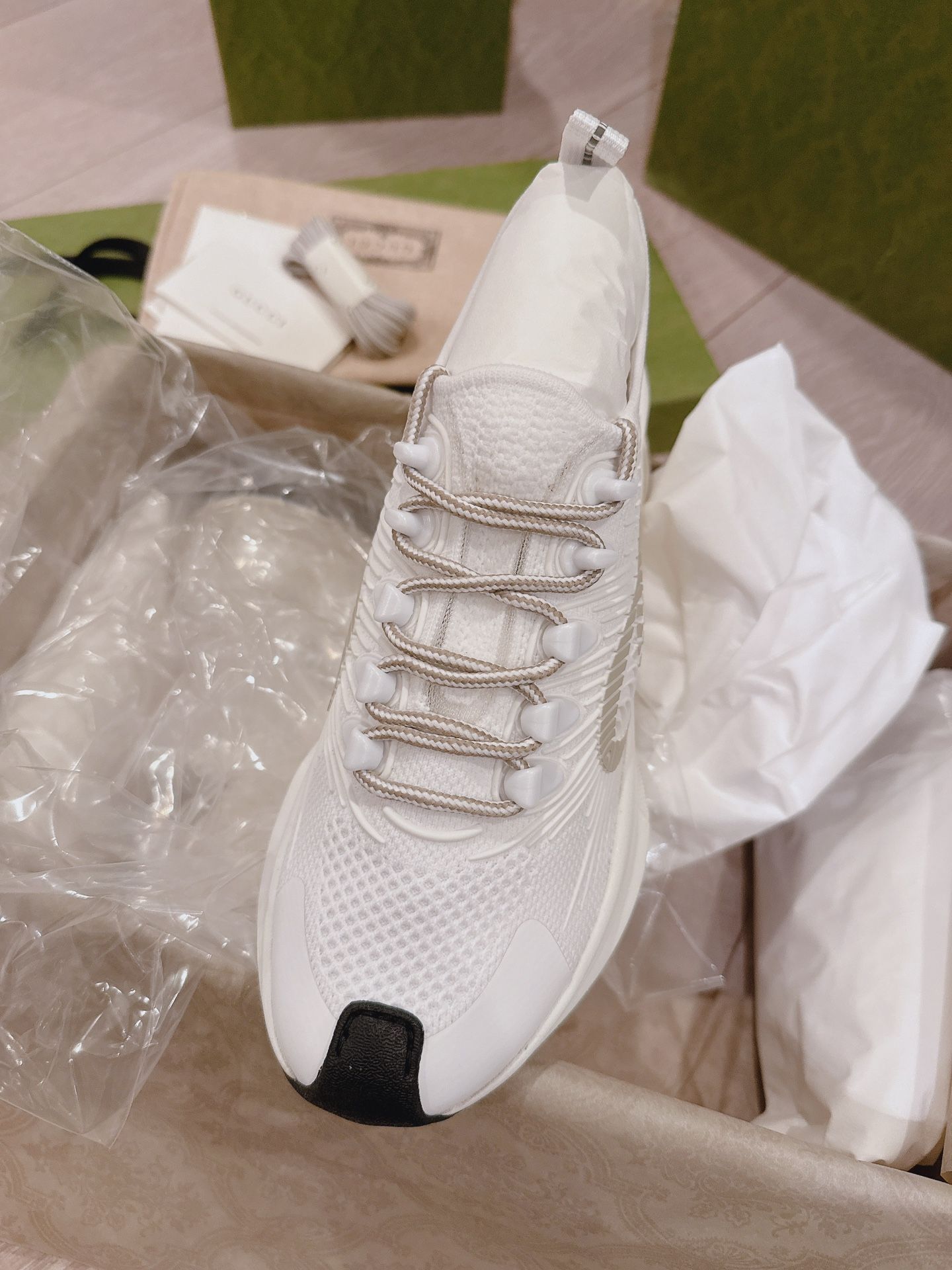 New- Gucci Women run Sneaker ( Size 35.5)