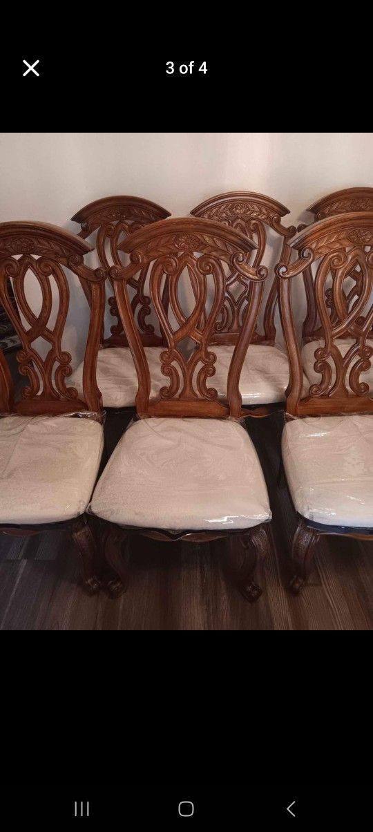 Is dining room / conference table With Chairs
