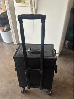Make up/cosmetology case with wheels