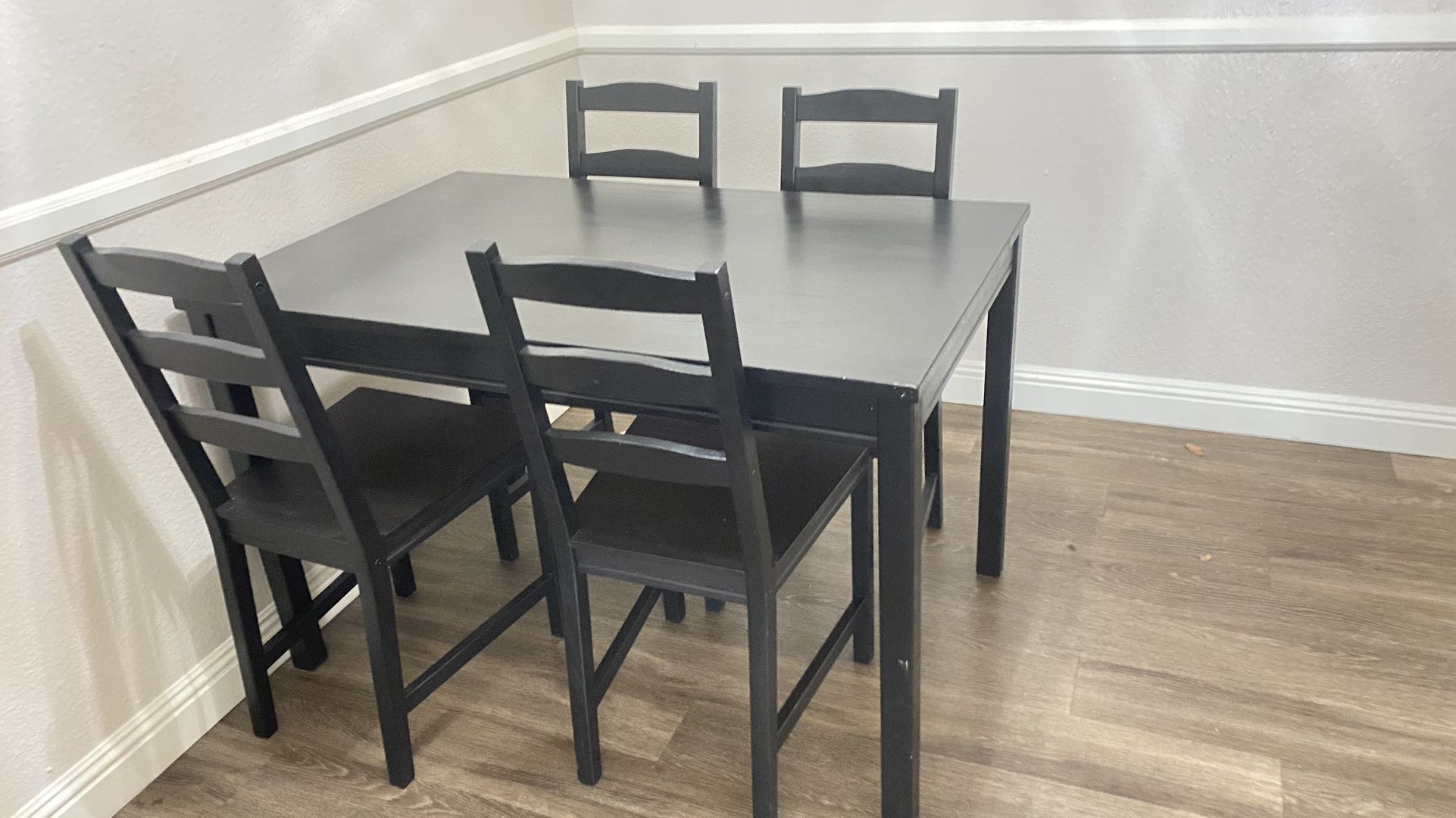 Table with 4 Chairs Balck
