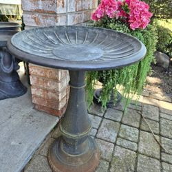 Bird Bath H 23"1/2, W 17", Solid Metal 