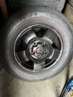 wheels size 18” for toyota tundra 5 holes aluminum good condition needs a tires