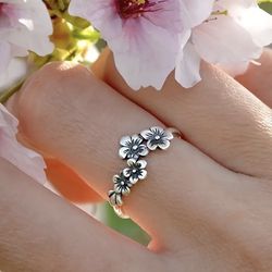 NEW! Vintage Style Flower Band Ring - Vintage Style Jewelry for Women & Girls New with Organza Gift Bag Size 7