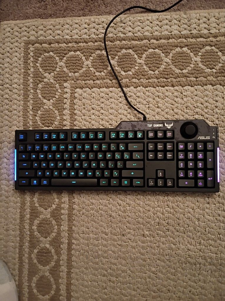 Asus Gaming Keyboard. Lights Up And Changes Colors