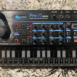 Behringer PRO VS MINI Portable 4-Voice Hybrid Synthesizer