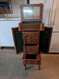 Jewelry chest