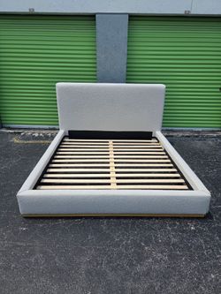 $275 EXCELLENT CONDITION!                Modern Boucle Upholstered King Platform Bed