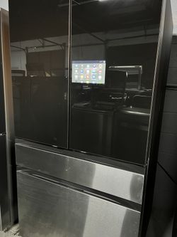 The SAMSUNG 29 cu. ft. interior is generous, and the 4-door configuration with a flex drawer gives you smart segmentation of space.