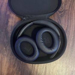 Over ear headphones with case