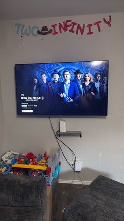 Flatscreen with mounting bracket