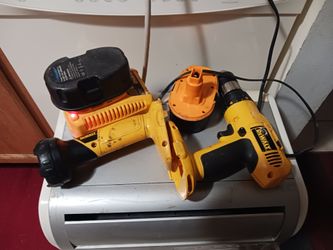 5PC SET DEWALT CORDLESS DRILL FLASHLIGHT COMES 2 BATTERIES AN CHARGER 60 ALL FIRM RUNS WELL