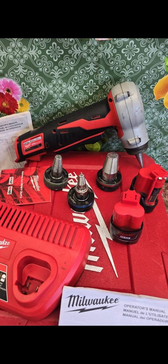Milwaukee
M12 12-Volt Lithium-Ion Cordless ProPEX Expansion Tool Kit with (2) 1.5Ah Batteries, (3) Expansion Heads and Hard Case
