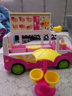 Shopkins Scoops ice cream truck