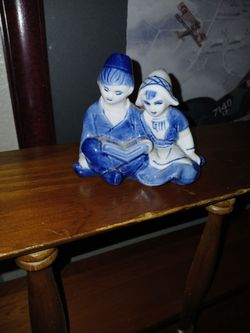 Reading Dutchdelft boy and girl figurine
