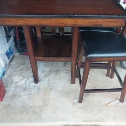 Wood Table Whith chairs Great Condition 