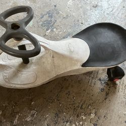 CHILDS DAD PROPELLED SIT ON SCOOTER W STEERING