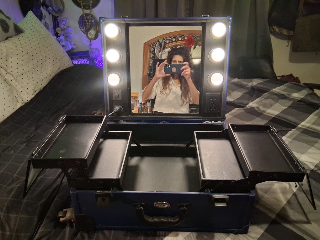 Traveling Vanity/Makeup Case 