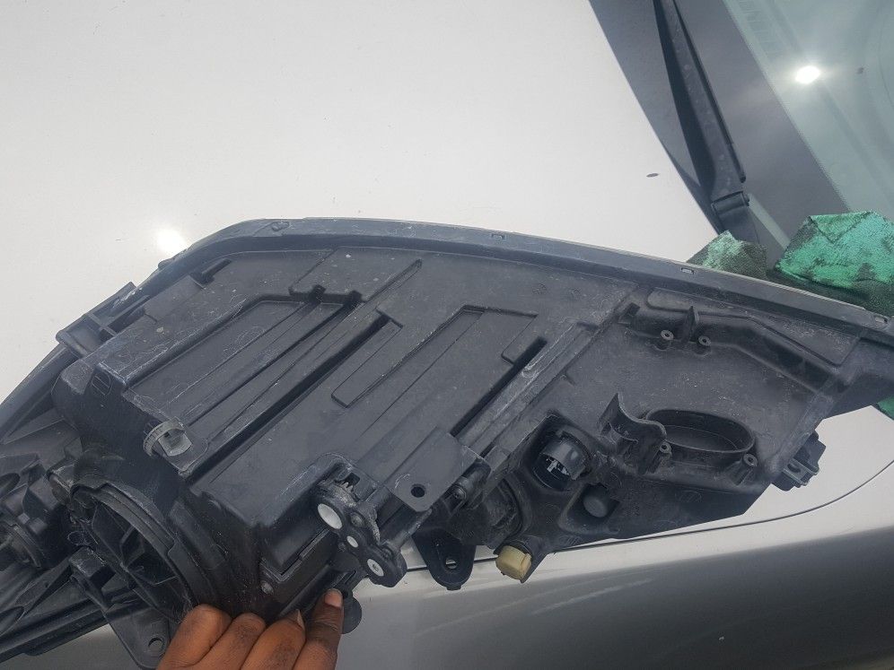 2011 Hyundai Genesis light