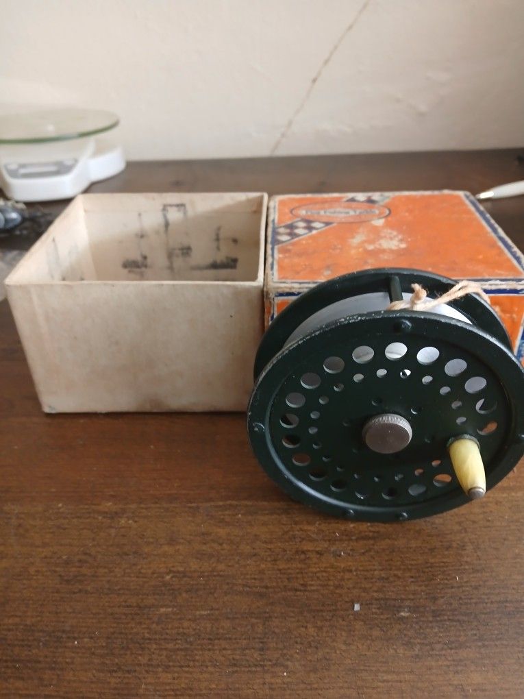 Vintage Shakespeare 1895 Russell Intrinsic Model GE Strong Clicker Fly