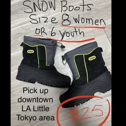 SNOW BOOTS GREAT CONDITION SIZE 8 WOMEN OR SIZE 6 Youth  **25$ 