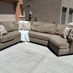 4-piece sectional with 6 decor pillows