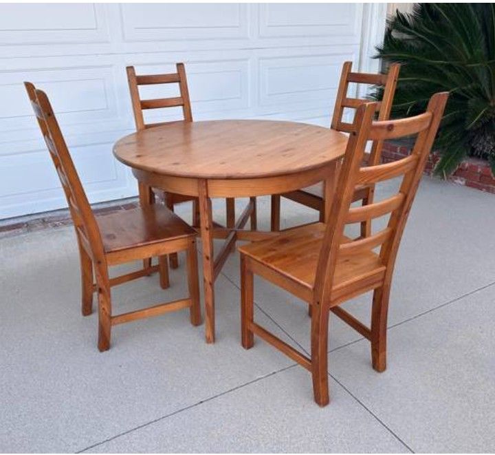 Table And Chairs - Mesa Y Sillas