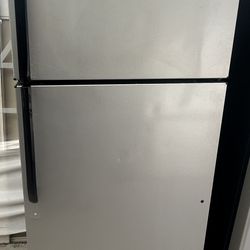 GE Beautiful Stainlees Steel Whit Black Refrigerator