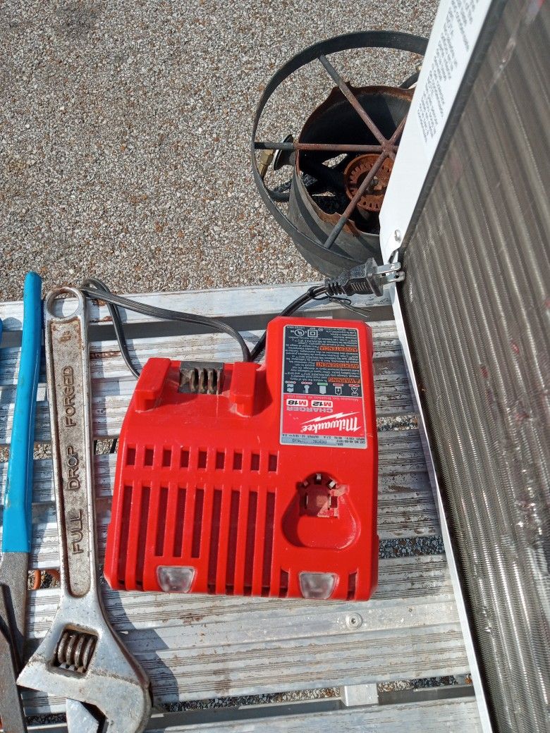 Milwaukee Universal Fast Charger
