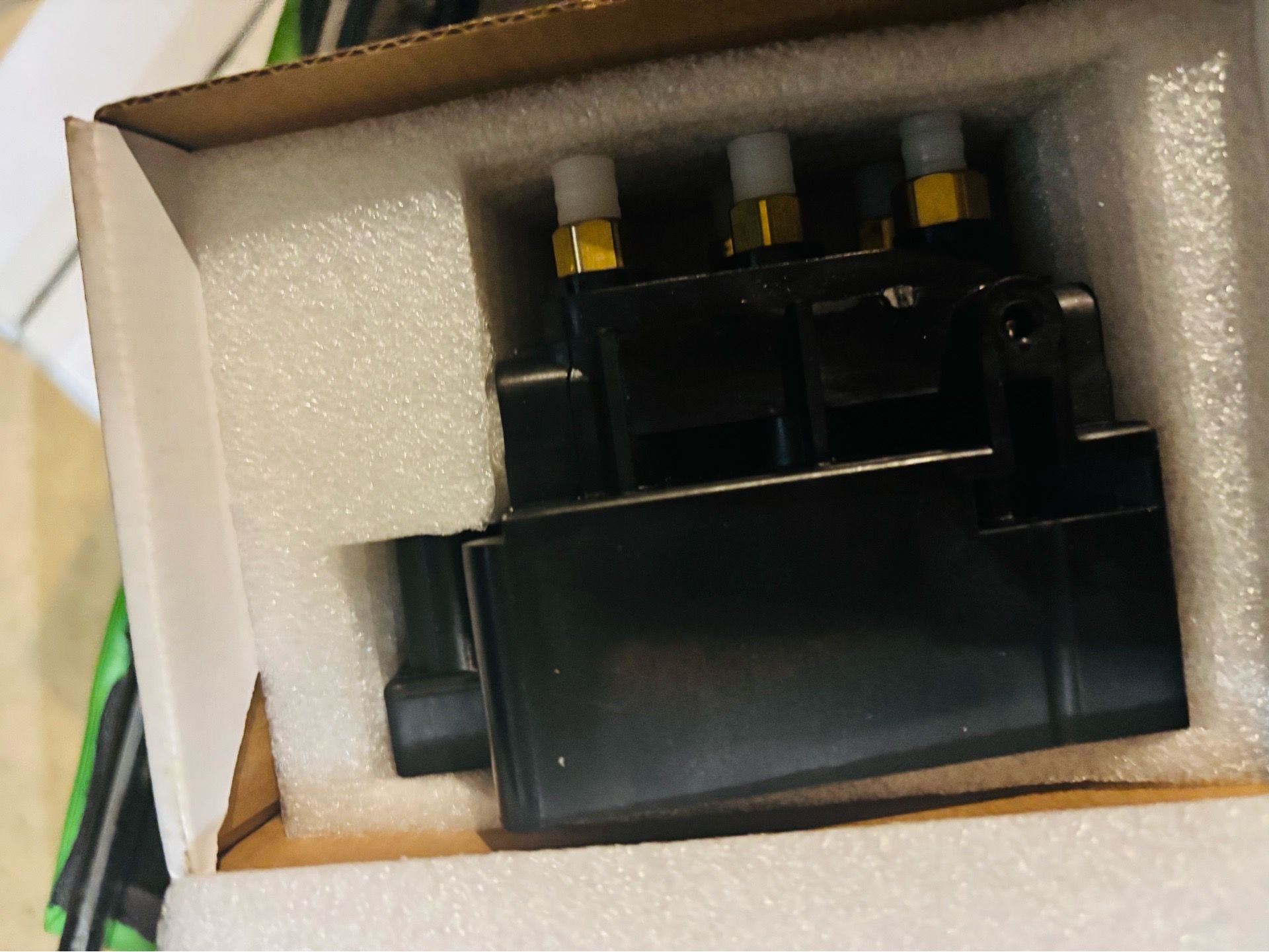 Air Suspension Valve Block Compatible with Mercedes Benz W164 W166 W221 CL550 CL600 GLE350 GLE400 GLS450 GLS550 GL320 GL350 S350 S500 CLS400 CLS550 ML
