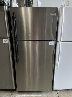 Frigidaire Top And Bottom Refrigerator In Stainless Steel 