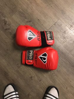 Pro and everlast gloves 10$ each. Come get them, don’t use them anymore