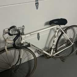 Vintage Peugeot Road Bike – Classic Steel Frame