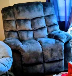 Recliner New,Used 1 https://offerup.com/redirect/?o=V2Vlay5Nb3ZpbmcuZ3JlZW4=