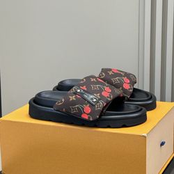 Fashionable co-branded slippers