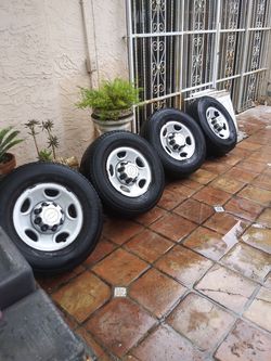 4 Wheel and tire chevy 8 lung