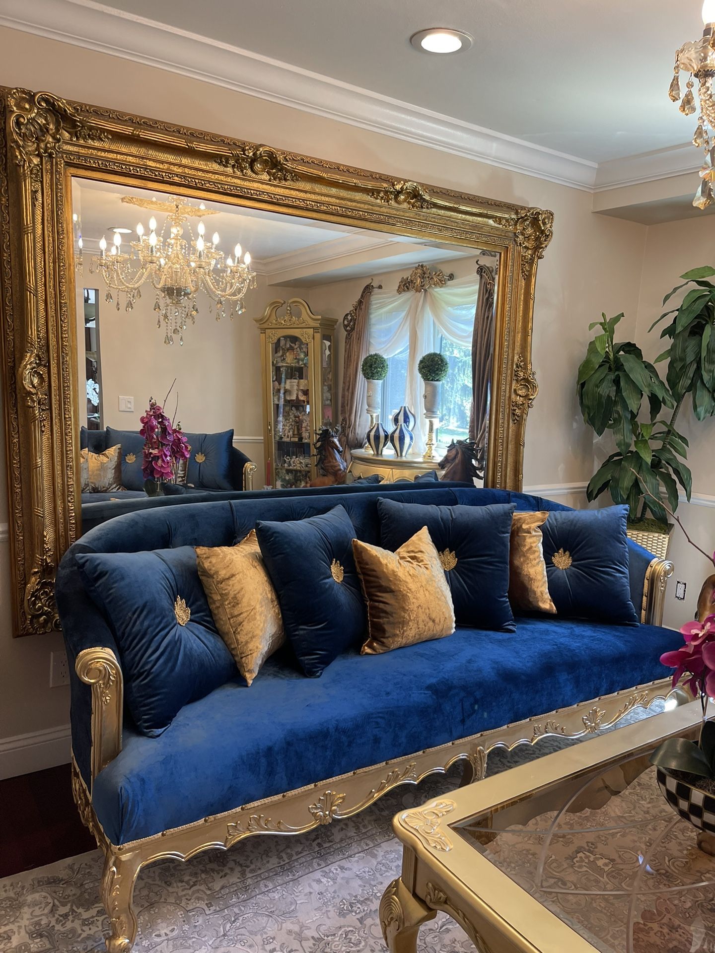 Very Beautiful gorgeous custom-made Victorian tufted sofa with the beautiful pillows