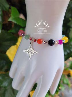 Pulsera ajustable de hilaza con dije de Plata 925 diseño Nudo de Bruja y multiple Piedras de colores.