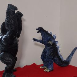 Godzilla vs Kong 2 figures 10 and 11 inches tall.