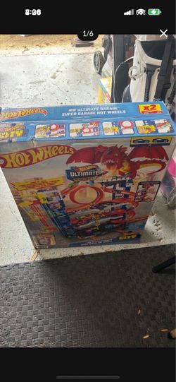 New in Box Hot wheels Ultimate garage