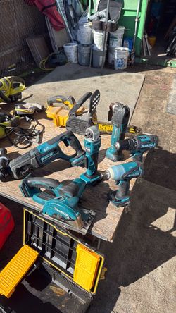 MAKITTA TOOL SET INCLUDING ROLL ON CARRY BAG - SELLING ENTIRE SET FOR $250
