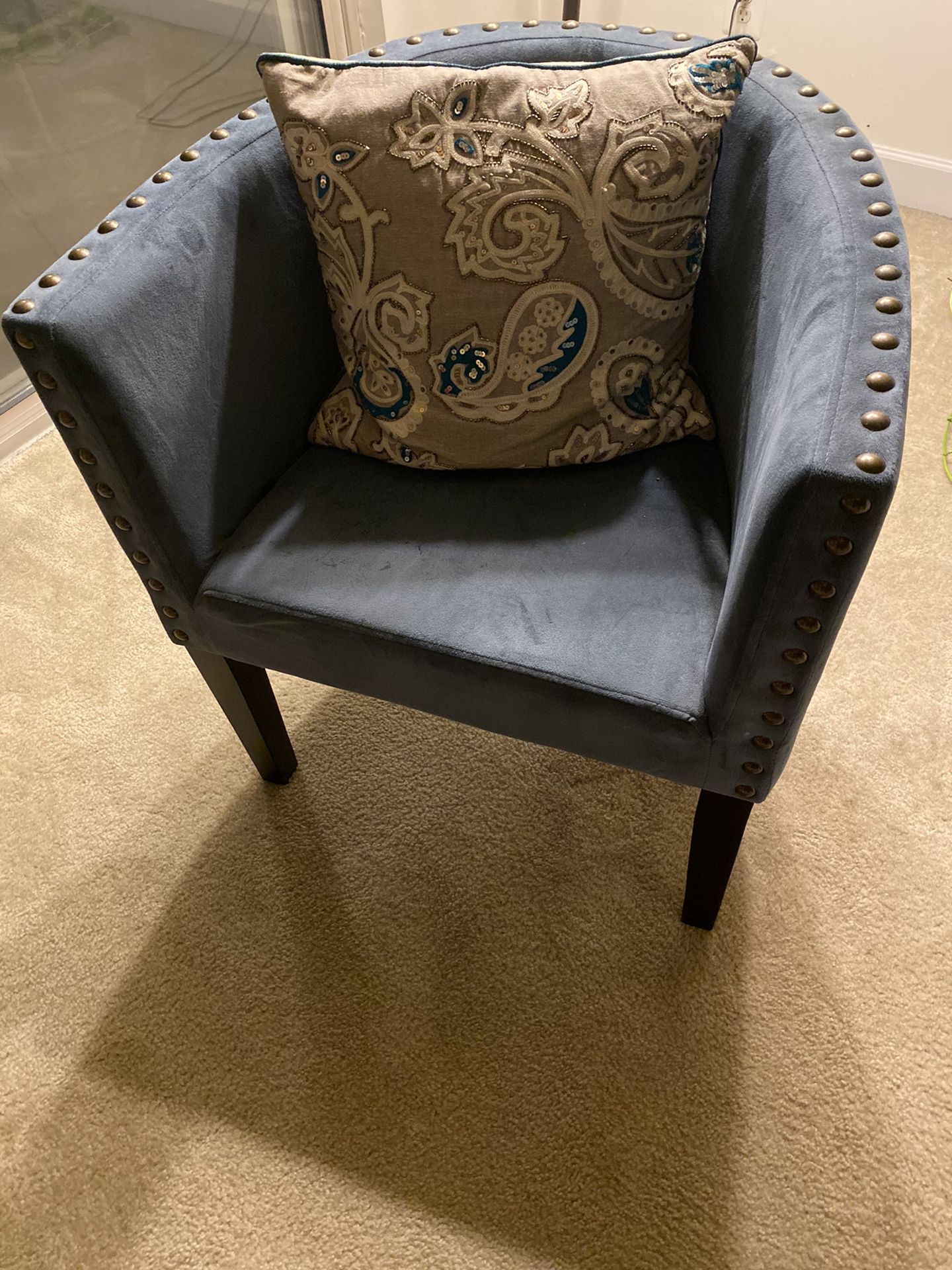 Blue Velvet Tufted Chair including Stylish Throw Pillow