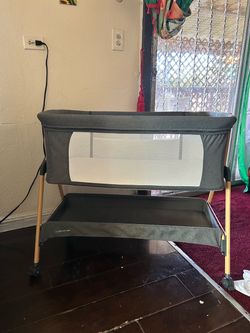 ANGELBLISS BASSINET LIKE NEW WELL TAKEN CARE