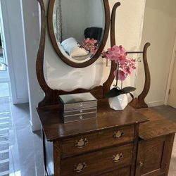 ✨✨✨🌸UNIQUE ANTIQUE DRESSER W / Cabinet