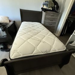 Twin size bed 