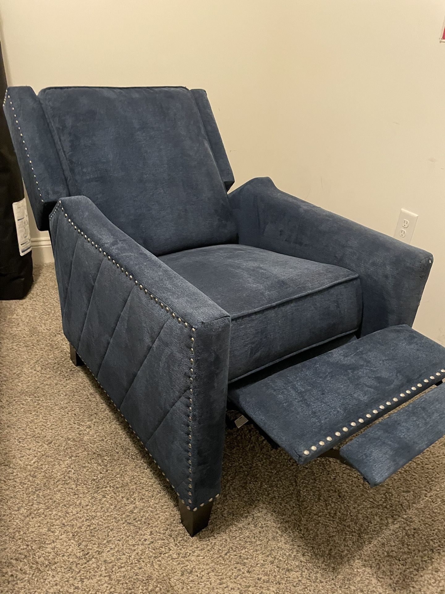 ✨ Modern Blue Recliner – Stylish & Comfy! $180 OBO