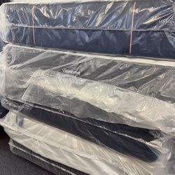 MATTRESS KING AND QUEEN STEARNS & FOSTER LUX ESTATE AND ESTATE & QUEEN AND KING